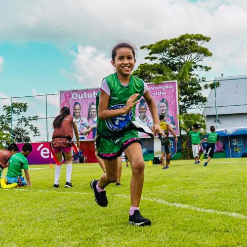 Jovens em atividade esportiva comunitária
